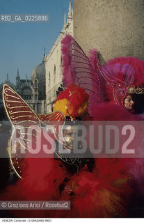 Localizzazione:..VENEZIA / S. MARCO..Oggetto:..Soggetto:..CARNEVALE MASCHERE PIAZZA SAN MARCO ROSSO..Cronologia: ....Definizione Culturale:..   Autore: ....   Stile:....   Editori/Stampatori:..   Committenza:..Materia e Tecnica:....Collocazione:..Note:....Riproduzione Fotografica:..Graziano Arici/Rosebud2 .Copyright:..Graziano Arici/Rosebud2 .Data:..1990..Costo:..A..
