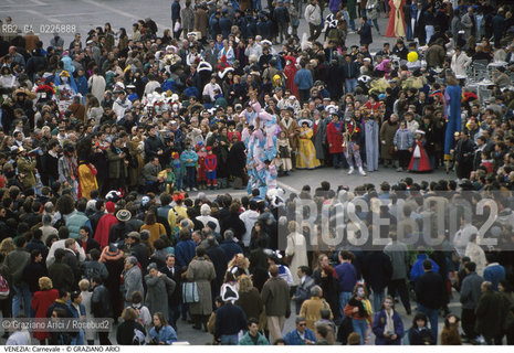 Localizzazione:..VENEZIA / S. MARCO..Oggetto:..Soggetto:..CARNEVALE PIAZZA SAN MARCO ACROBATI FOLLA..Cronologia: ....Definizione Culturale:..   Autore: ....   Stile:....   Editori/Stampatori:..   Committenza:..Materia e Tecnica:....Collocazione:..Note:....Riproduzione Fotografica:..Graziano Arici/Rosebud2 .Copyright:..Graziano Arici/Rosebud2 .Data:..1990..Costo:..A..