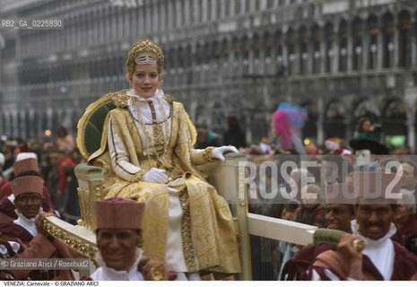Localizzazione:..VENEZIA / S. MARCO..Oggetto:..Soggetto:..CARNEVALE PIAZZA SAN MARCO CORTEO STORICO CATERINA CORNARO..Cronologia: ....Definizione Culturale:..   Autore: ....   Stile:....   Editori/Stampatori:..   Committenza:..Materia e Tecnica:....Collocazione:..Note:....Riproduzione Fotografica:..Graziano Arici/Rosebud2 .Copyright:..Graziano Arici/Rosebud2 .Data:..1993..Costo:..A..