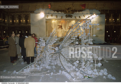Localizzazione:..VENEZIA / S. MARCO..Oggetto:..Soggetto:..CARNEVALE PIAZZA SAN MARCO CADUTA DI UN LAMPADARIO..Cronologia: ....Definizione Culturale:..   Autore: ....   Stile:....   Editori/Stampatori:..   Committenza:..Materia e Tecnica:....Collocazione:..Note:....Riproduzione Fotografica:..Graziano Arici/Rosebud2 .Copyright:..Graziano Arici/Rosebud2 .Data:..1991..Costo:..A..
