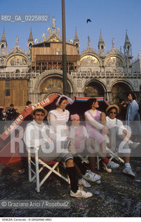 Localizzazione:..VENEZIA / S. MARCO..Oggetto:..Soggetto:..CARNEVALE PIAZZA SAN MARCO MASCHERE BAGNINI..Cronologia: ....Definizione Culturale:..   Autore: ....   Stile:....   Editori/Stampatori:..   Committenza:..Materia e Tecnica:....Collocazione:..Note:....Riproduzione Fotografica:..Graziano Arici/Rosebud2 .Copyright:..Graziano Arici/Rosebud2 .Data:..1992..Costo:..A..