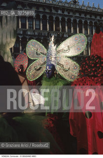 Localizzazione:..VENEZIA / S. MARCO..Oggetto:..Soggetto:..CARNEVALE PIAZZA SAN MARCO MASCHERE FARFALLA..Cronologia: ....Definizione Culturale:..   Autore: ....   Stile:....   Editori/Stampatori:..   Committenza:..Materia e Tecnica:....Collocazione:..Note:....Riproduzione Fotografica:..Graziano Arici/Rosebud2 .Copyright:..Graziano Arici/Rosebud2 .Data:..1992..Costo:..A..