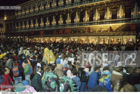 Localizzazione:..VENEZIA / S. MARCO..Oggetto:..Soggetto:..CARNEVALE PIAZZA SAN MARCO MASCHERE FOLLA..Cronologia: ....Definizione Culturale:..   Autore: ....   Stile:....   Editori/Stampatori:..   Committenza:..Materia e Tecnica:....Collocazione:..Note:....Riproduzione Fotografica:..Graziano Arici/Rosebud2 .Copyright:..Graziano Arici/Rosebud2 .Data:..1987..Costo:..A..