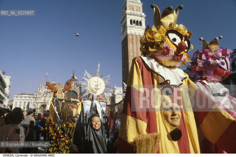 Localizzazione:..VENEZIA / S. MARCO..Oggetto:..Soggetto:..CARNEVALE PIAZZA SAN MARCO MASCHERE..Cronologia: ....Definizione Culturale:..   Autore: ....   Stile:....   Editori/Stampatori:..   Committenza:..Materia e Tecnica:....Collocazione:..Note:....Riproduzione Fotografica:..Graziano Arici/Rosebud2 .Copyright:..Graziano Arici/Rosebud2 .Data:..1987..Costo:..A..
