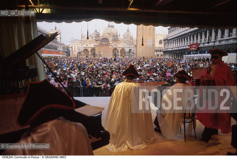Localizzazione:..VENEZIA / S. MARCO..Oggetto:..Soggetto:..CARNEVALE PIAZZA SAN MARCO MUSICISTI FOLLA..Cronologia: ....Definizione Culturale:..   Autore: ....   Stile:....   Editori/Stampatori:..   Committenza:..Materia e Tecnica:....Collocazione:..Note:....Riproduzione Fotografica:..Graziano Arici/Rosebud2 .Copyright:..Graziano Arici/Rosebud2 .Data:..1990..Costo:..A..