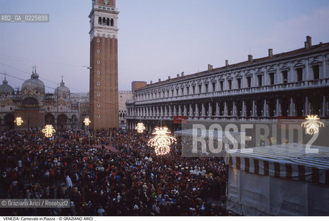 Localizzazione:..VENEZIA / S. MARCO..Oggetto:..Soggetto:..CARNEVALE PIAZZA SAN MARCO FOLLA..Cronologia: ....Definizione Culturale:..   Autore: ....   Stile:....   Editori/Stampatori:..   Committenza:..Materia e Tecnica:....Collocazione:..Note:....Riproduzione Fotografica:..Graziano Arici/Rosebud2 .Copyright:..Graziano Arici/Rosebud2 .Data:..1990..Costo:..A..