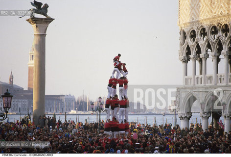 Localizzazione:..VENEZIA / S. MARCO..Oggetto:..Soggetto:..CARNEVALE PIAZZA SAN MARCO FOLLA ACROBATI..Cronologia: ....Definizione Culturale:..   Autore: ....   Stile:....   Editori/Stampatori:..   Committenza:..Materia e Tecnica:....Collocazione:..Note:....Riproduzione Fotografica:..Graziano Arici/Rosebud2 .Copyright:..Graziano Arici/Rosebud2 .Data:..1988..Costo:..A..