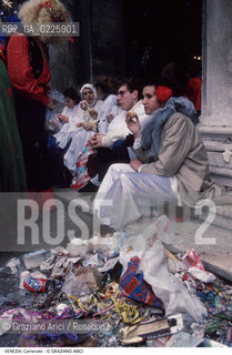Localizzazione:..VENEZIA / S. MARCO..Oggetto:..Soggetto:..CARNEVALE MASCHERE PIC NIC CIBO IMMONDIZIE DEGRADO..Cronologia: ....Definizione Culturale:..   Autore: ....   Stile:....   Editori/Stampatori:..   Committenza:..Materia e Tecnica:....Collocazione:..Note:....Riproduzione Fotografica:..Graziano Arici/Rosebud2 .Copyright:..Graziano Arici/Rosebud2 .Data:..1995..Costo:..A..