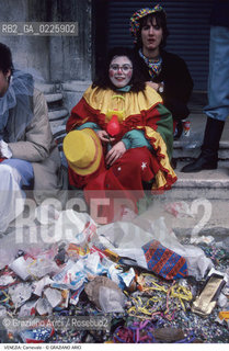 Localizzazione:..VENEZIA / S. MARCO..Oggetto:..Soggetto:..CARNEVALE MASCHERE IMMONDIZIE DEGRADO..Cronologia: ....Definizione Culturale:..   Autore: ....   Stile:....   Editori/Stampatori:..   Committenza:..Materia e Tecnica:....Collocazione:..Note:....Riproduzione Fotografica:..Graziano Arici/Rosebud2 .Copyright:..Graziano Arici/Rosebud2 .Data:..1995..Costo:..A..