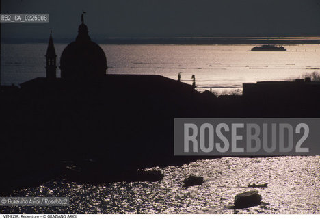 Localizzazione:..VENEZIA / ISOLA DELLA GIUDECCA..Oggetto:..Soggetto:..CHIESA DEL REDENTORE CANALE DELLA GIUDECCA LAGUNA..Cronologia: ....Definizione Culturale:..   Autore: ....   Stile:....   Editori/Stampatori:..   Committenza:..Materia e Tecnica:....Collocazione:..Note:..MONUMENTALE SKYLINE..Riproduzione Fotografica:..Graziano Arici/Rosebud2 .Copyright:..Graziano Arici/Rosebud2 .Data:..1995..Costo:..A..
