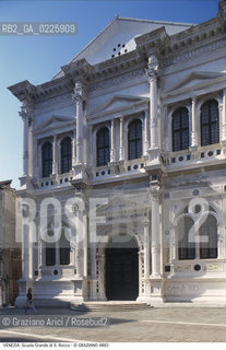 Localizzazione:..VENEZIA / S. POLO..Oggetto:..Soggetto:..SCUOLA GRANDE DI S. ROCCO..Cronologia: ..XVI SECOLO..Definizione Culturale:..   Autore: ..BARTOLOMEO BON..SCARPAGNINO..   Stile:..RINASCIMENTO..BAROCCO..   Editori/Stampatori:..   Committenza:..Materia e Tecnica:....Collocazione:..Note:..MONUMENTALE..Riproduzione Fotografica:..Graziano Arici/Rosebud2 .Copyright:..Graziano Arici/Rosebud2 .Data:..1995..Costo:..A..