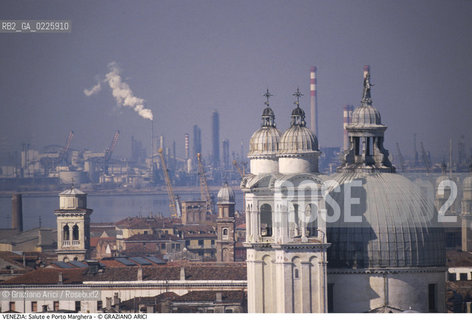 Localizzazione:..VENEZIA / DORSODURO..Oggetto:..Soggetto:..SALUTE E PORTO MARGHERA FABBRICHE INDUSTRIE..Cronologia: ....Definizione Culturale:..   Autore: ....   Stile:....   Editori/Stampatori:..   Committenza:..Materia e Tecnica:....Collocazione:..Note:..MONUMENTALE DALL ALTO..Riproduzione Fotografica:..Graziano Arici/Rosebud2 .Copyright:..Graziano Arici/Rosebud2 .Data:..1990..Costo:..A..