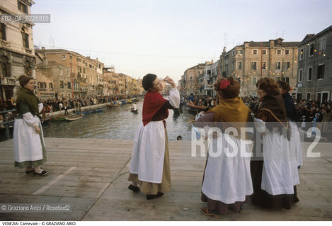 Localizzazione:..VENEZIA / CANNAREGIO..Oggetto:..Soggetto:..CARNEVALE PERFORMANCE TEATRO IN RIO DI CANNAREGIO..Cronologia: ....Definizione Culturale:..   Autore: ....   Stile:....   Editori/Stampatori:..   Committenza:..Materia e Tecnica:....Collocazione:..Note:....Riproduzione Fotografica:..Graziano Arici/Rosebud2 .Copyright:..Graziano Arici/Rosebud2 .Data:..1980..Costo:..A..