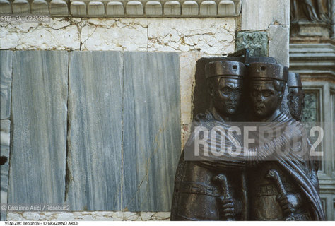 Localizzazione:..VENEZIA / S. MARCO..Oggetto:..Soggetto:..TETRARCHI..Cronologia: ..IV SECOLO..Definizione Culturale:..   Autore: ....   Stile:....   Editori/Stampatori:..   Committenza:..Materia e Tecnica:..PORFIDO..Collocazione:..Note:..MONUMENTALE DALL ALTO..Riproduzione Fotografica:..Graziano Arici/Rosebud2 .Copyright:..Graziano Arici/Rosebud2 .Data:..1995..Costo:..A..