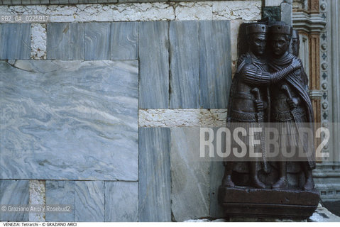 Localizzazione:..VENEZIA / S. MARCO..Oggetto:..Soggetto:..TETRARCHI..Cronologia: ..IV SECOLO..Definizione Culturale:..   Autore: ....   Stile:....   Editori/Stampatori:..   Committenza:..Materia e Tecnica:..PORFIDO..Collocazione:..Note:..MONUMENTALE DALL ALTO..Riproduzione Fotografica:..Graziano Arici/Rosebud2 .Copyright:..Graziano Arici/Rosebud2 .Data:..1995..Costo:..A..