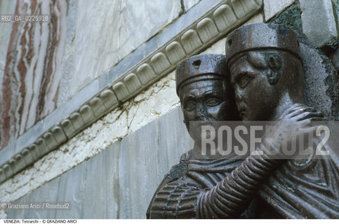 Localizzazione:..VENEZIA / S. MARCO..Oggetto:..Soggetto:..TETRARCHI..Cronologia: ..IV SECOLO..Definizione Culturale:..   Autore: ....   Stile:....   Editori/Stampatori:..   Committenza:..Materia e Tecnica:..PORFIDO..Collocazione:..Note:..MONUMENTALE DALL ALTO..Riproduzione Fotografica:..Graziano Arici/Rosebud2 .Copyright:..Graziano Arici/Rosebud2 .Data:..1995..Costo:..A..