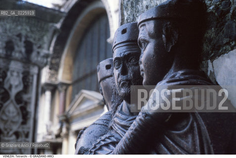 Localizzazione:..VENEZIA / S. MARCO..Oggetto:..Soggetto:..TETRARCHI..Cronologia: ..IV SECOLO..Definizione Culturale:..   Autore: ....   Stile:....   Editori/Stampatori:..   Committenza:..Materia e Tecnica:..PORFIDO..Collocazione:..Note:..MONUMENTALE DALL ALTO..Riproduzione Fotografica:..Graziano Arici/Rosebud2 .Copyright:..Graziano Arici/Rosebud2 .Data:..1995..Costo:..A..