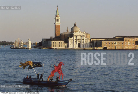 Localizzazione:..VENEZIA / S. MARCO..Oggetto:..Soggetto:..MASCHERE CARNEVALE BARCA BACINO S. GIORGIO..Cronologia: ....Definizione Culturale:..   Autore: ....   Stile:....   Editori/Stampatori:..   Committenza:..Materia e Tecnica:....Collocazione:..Note:....Riproduzione Fotografica:..Graziano Arici/Rosebud2 .Copyright:..Graziano Arici/Rosebud2 .Data:..1990..Costo:..A..