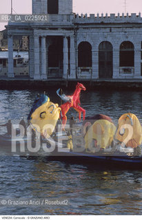 Localizzazione:..VENEZIA / DORSODURO..Oggetto:..Soggetto:..MASCHERE CARNEVALE BARCA CANAL GRANDE..Cronologia: ....Definizione Culturale:..   Autore: ....   Stile:....   Editori/Stampatori:..   Committenza:..Materia e Tecnica:....Collocazione:..Note:....Riproduzione Fotografica:..Graziano Arici/Rosebud2 .Copyright:..Graziano Arici/Rosebud2 .Data:..1990..Costo:..A..