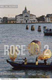 Localizzazione:..VENEZIA / DORSODURO..Oggetto:..Soggetto:..MASCHERE CARNEVALE BARCA ZITELLE..Cronologia: ....Definizione Culturale:..   Autore: ....   Stile:....   Editori/Stampatori:..   Committenza:..Materia e Tecnica:....Collocazione:..Note:....Riproduzione Fotografica:..Graziano Arici/Rosebud2 .Copyright:..Graziano Arici/Rosebud2 .Data:..1990..Costo:..A..