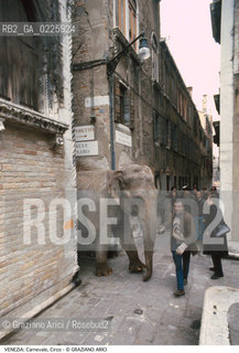 Localizzazione:..VENEZIA / S. MARCO..Oggetto:..Soggetto:..CARNEVALE CIRCO ELEFANTE CALLE..Cronologia: ....Definizione Culturale:..   Autore: ....   Stile:....   Editori/Stampatori:..   Committenza:..Materia e Tecnica:....Collocazione:..Note:....Riproduzione Fotografica:..Graziano Arici/Rosebud2 .Copyright:..Graziano Arici/Rosebud2 .Data:..1980..Costo:..A..
