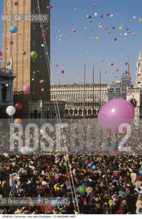 Localizzazione:..VENEZIA / S. MARCO..Oggetto:..Soggetto:..CARNEVALE IN PIAZZA SAN MARCO VOLO DELLA COLOMBINA FOLLA..Cronologia: ....Definizione Culturale:..   Autore: ....   Stile:....   Editori/Stampatori:..   Committenza:..Materia e Tecnica:....Collocazione:..Note:....Riproduzione Fotografica:..Graziano Arici/Rosebud2 .Copyright:..Graziano Arici/Rosebud2 .Data:..1992..Costo:..A..
