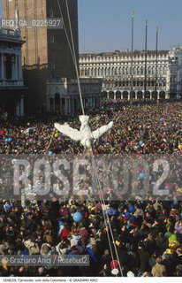 Localizzazione:..VENEZIA / S. MARCO..Oggetto:..Soggetto:..CARNEVALE IN PIAZZA SAN MARCO VOLO DELLA COLOMBINA FOLLA..Cronologia: ....Definizione Culturale:..   Autore: ....   Stile:....   Editori/Stampatori:..   Committenza:..Materia e Tecnica:....Collocazione:..Note:....Riproduzione Fotografica:..Graziano Arici/Rosebud2 .Copyright:..Graziano Arici/Rosebud2 .Data:..1992..Costo:..A..