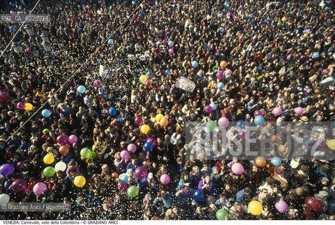 Localizzazione:..VENEZIA / S. MARCO..Oggetto:..Soggetto:..CARNEVALE IN PIAZZA SAN MARCO VOLO DELLA COLOMBINA FOLLA..Cronologia: ....Definizione Culturale:..   Autore: ....   Stile:....   Editori/Stampatori:..   Committenza:..Materia e Tecnica:....Collocazione:..Note:....Riproduzione Fotografica:..Graziano Arici/Rosebud2 .Copyright:..Graziano Arici/Rosebud2 .Data:..1992..Costo:..A..