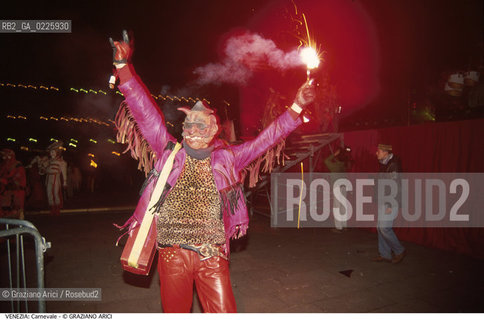 Localizzazione:..VENEZIA..Oggetto:..Soggetto:..CARNEVALE COMEDIANTS COMPAGNIA DI CALZA I ANTICHI FUOCO..Cronologia: ....Definizione Culturale:..   Autore: ....   Stile:....   Editori/Stampatori:..   Committenza:..Materia e Tecnica:....Collocazione:..Note:....Riproduzione Fotografica:..Graziano Arici/Rosebud2 .Copyright:..Graziano Arici/Rosebud2 .Data:..1992..Costo:..A..