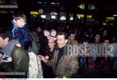 Localizzazione:..VENEZIA / CANNAREGIO..Oggetto:..Soggetto:..CARNEVALE FOLLA STAZIONE FERROVIA..Cronologia: ....Definizione Culturale:..   Autore: ....   Stile:....   Editori/Stampatori:..   Committenza:..Materia e Tecnica:....Collocazione:..Note:....Riproduzione Fotografica:..Graziano Arici/Rosebud2 .Copyright:..Graziano Arici/Rosebud2 .Data:..1987..Costo:..A..