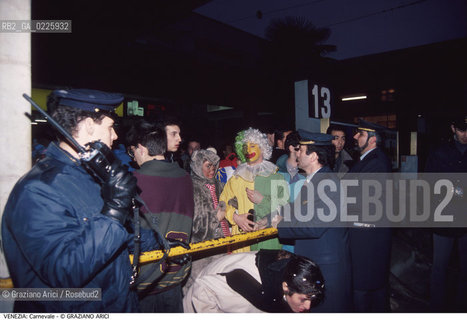 Localizzazione:..VENEZIA / CANNAREGIO..Oggetto:..Soggetto:..CARNEVALE MASCHERE STAZIONE FERROVIA POLIZIA..Cronologia: ....Definizione Culturale:..   Autore: ....   Stile:....   Editori/Stampatori:..   Committenza:..Materia e Tecnica:....Collocazione:..Note:....Riproduzione Fotografica:..Graziano Arici/Rosebud2 .Copyright:..Graziano Arici/Rosebud2 .Data:..1987..Costo:..A..