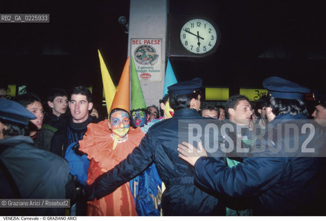 Localizzazione:..VENEZIA / CANNAREGIO..Oggetto:..Soggetto:..CARNEVALE MASCHERE STAZIONE FERROVIA POLIZIA..Cronologia: ....Definizione Culturale:..   Autore: ....   Stile:....   Editori/Stampatori:..   Committenza:..Materia e Tecnica:....Collocazione:..Note:....Riproduzione Fotografica:..Graziano Arici/Rosebud2 .Copyright:..Graziano Arici/Rosebud2 .Data:..1987..Costo:..A..