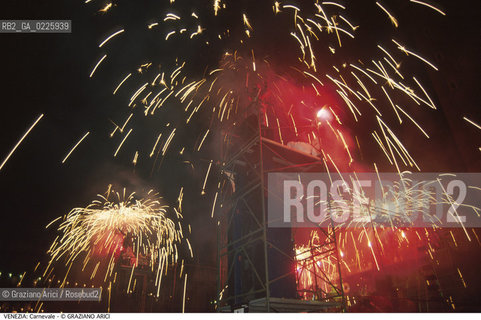 Localizzazione:..VENEZIA / S. MARCO..Oggetto:..Soggetto:..CARNEVALE FUOCHI D ARTIFICIO COMEDIANTS PIAZZA SAN MARCO ..Cronologia: ....Definizione Culturale:..   Autore: ....   Stile:....   Editori/Stampatori:..   Committenza:..Materia e Tecnica:....Collocazione:..Note:....Riproduzione Fotografica:..Graziano Arici/Rosebud2 .Copyright:..Graziano Arici/Rosebud2 .Data:..1992..Costo:..A..