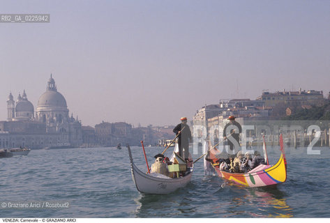 Localizzazione:..VENEZIA / S. MARCO..Oggetto:..Soggetto:..CARNEVALE IN GONDOLA MASCHERE BACINO SALUTE SWATCH ..Cronologia: ....Definizione Culturale:..   Autore: ....   Stile:....   Editori/Stampatori:..   Committenza:..Materia e Tecnica:....Collocazione:..Note:....Riproduzione Fotografica:..Graziano Arici/Rosebud2 .Copyright:..Graziano Arici/Rosebud2 .Data:..1992..Costo:..A..