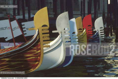 Localizzazione:..VENEZIA / S. MARCO..Oggetto:..Soggetto:..CARNEVALE GONDOLE COLORATE SWATCH ..Cronologia: ....Definizione Culturale:..   Autore: ....   Stile:....   Editori/Stampatori:..   Committenza:..Materia e Tecnica:....Collocazione:..Note:....Riproduzione Fotografica:..Graziano Arici/Rosebud2 .Copyright:..Graziano Arici/Rosebud2 .Data:..1992..Costo:..A..