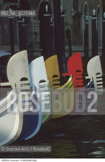 Localizzazione:..VENEZIA / S. MARCO..Oggetto:..Soggetto:..CARNEVALE GONDOLE COLORATE SWATCH ..Cronologia: ....Definizione Culturale:..   Autore: ....   Stile:....   Editori/Stampatori:..   Committenza:..Materia e Tecnica:....Collocazione:..Note:....Riproduzione Fotografica:..Graziano Arici/Rosebud2 .Copyright:..Graziano Arici/Rosebud2 .Data:..1992..Costo:..A..