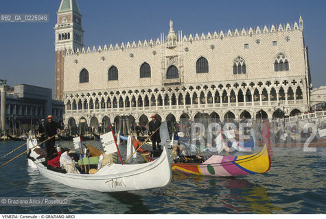 Localizzazione:..VENEZIA / S. MARCO..Oggetto:..Soggetto:..CARNEVALE IN GONDOLA COLORATA MASCHERE BACINO PALAZZO DUCALE SWATCH ..Cronologia: ....Definizione Culturale:..   Autore: ....   Stile:....   Editori/Stampatori:..   Committenza:..Materia e Tecnica:....Collocazione:..Note:....Riproduzione Fotografica:..Graziano Arici/Rosebud2 .Copyright:..Graziano Arici/Rosebud2 .Data:..1992..Costo:..A..
