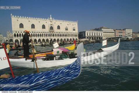 Localizzazione:..VENEZIA / S. MARCO..Oggetto:..Soggetto:..CARNEVALE IN GONDOLA COLORATA BACINO PALAZZO DUCALE SWATCH ..Cronologia: ....Definizione Culturale:..   Autore: ....   Stile:....   Editori/Stampatori:..   Committenza:..Materia e Tecnica:....Collocazione:..Note:....Riproduzione Fotografica:..Graziano Arici/Rosebud2 .Copyright:..Graziano Arici/Rosebud2 .Data:..1992..Costo:..A..