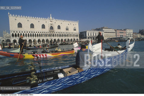 Localizzazione:..VENEZIA / S. MARCO..Oggetto:..Soggetto:..CARNEVALE IN GONDOLA COLORATA BACINO PALAZZO DUCALE SWATCH ..Cronologia: ....Definizione Culturale:..   Autore: ....   Stile:....   Editori/Stampatori:..   Committenza:..Materia e Tecnica:....Collocazione:..Note:....Riproduzione Fotografica:..Graziano Arici/Rosebud2 .Copyright:..Graziano Arici/Rosebud2 .Data:..1992..Costo:..A..