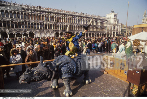 Localizzazione:..VENEZIA / S. MARCO..Oggetto:..Soggetto:..CARNEVALE IN PIAZZA SAN MARCO RINOCERONTE GIANO LOVATO..Cronologia: ....Definizione Culturale:..   Autore: ....   Stile:....   Editori/Stampatori:..   Committenza:..Materia e Tecnica:....Collocazione:..Note:....Riproduzione Fotografica:..Graziano Arici/Rosebud2 .Copyright:..Graziano Arici/Rosebud2 .Data:..1992..Costo:..A..
