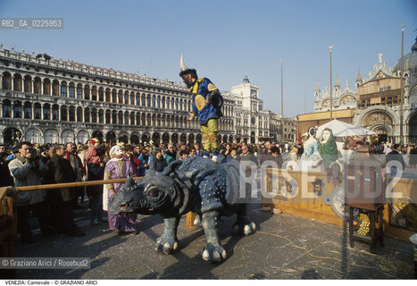 Localizzazione:..VENEZIA / S. MARCO..Oggetto:..Soggetto:..CARNEVALE IN PIAZZA SAN MARCO RINOCERONTE GIANO LOVATO..Cronologia: ....Definizione Culturale:..   Autore: ....   Stile:....   Editori/Stampatori:..   Committenza:..Materia e Tecnica:....Collocazione:..Note:....Riproduzione Fotografica:..Graziano Arici/Rosebud2 .Copyright:..Graziano Arici/Rosebud2 .Data:..1992..Costo:..A..