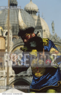 Localizzazione:..VENEZIA / S. MARCO..Oggetto:..Soggetto:..CARNEVALE IN PIAZZA SAN MARCO GIANO LOVATO..Cronologia: ....Definizione Culturale:..   Autore: ....   Stile:....   Editori/Stampatori:..   Committenza:..Materia e Tecnica:....Collocazione:..Note:....Riproduzione Fotografica:..Graziano Arici/Rosebud2 .Copyright:..Graziano Arici/Rosebud2 .Data:..1992..Costo:..A..