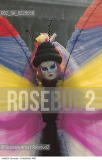 Localizzazione:..VENEZIA..Oggetto:..Soggetto:..CARNEVALE MASCHERA FARFALLA..Cronologia: ....Definizione Culturale:..   Autore: ....   Stile:....   Editori/Stampatori:..   Committenza:..Materia e Tecnica:....Collocazione:..Note:....Riproduzione Fotografica:..Graziano Arici/Rosebud2 .Copyright:..Graziano Arici/Rosebud2 .Data:..1994..Costo:..A..