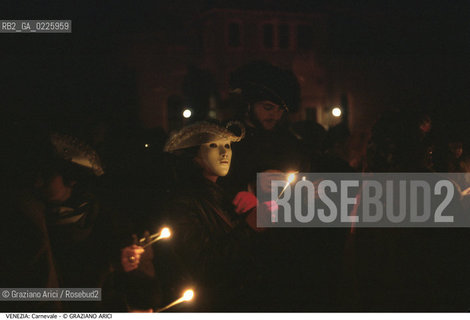 Localizzazione:..VENEZIA..Oggetto:..Soggetto:..CARNEVALE MASCHERE..Cronologia: ....Definizione Culturale:..   Autore: ....   Stile:....   Editori/Stampatori:..   Committenza:..Materia e Tecnica:....Collocazione:..Note:....Riproduzione Fotografica:..Graziano Arici/Rosebud2 .Copyright:..Graziano Arici/Rosebud2 .Data:..1988..Costo:..A..