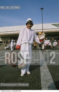 Localizzazione:..VENEZIA / CANNAREGIO..Oggetto:..Soggetto:..CARNEVALE MASCHERA PULCINELLA STAZIONE FERROVIA..Cronologia: ....Definizione Culturale:..   Autore: ....   Stile:....   Editori/Stampatori:..   Committenza:..Materia e Tecnica:....Collocazione:..Note:....Riproduzione Fotografica:..Graziano Arici/Rosebud2 .Copyright:..Graziano Arici/Rosebud2 .Data:..1990..Costo:..A..