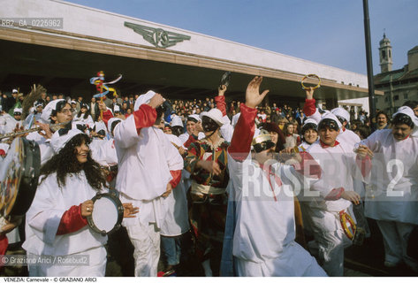 Localizzazione:..VENEZIA / CANNAREGIO..Oggetto:..Soggetto:..CARNEVALE MASCHERA PULCINELLA STAZIONE FERROVIA..Cronologia: ....Definizione Culturale:..   Autore: ....   Stile:....   Editori/Stampatori:..   Committenza:..Materia e Tecnica:....Collocazione:..Note:....Riproduzione Fotografica:..Graziano Arici/Rosebud2 .Copyright:..Graziano Arici/Rosebud2 .Data:..1990..Costo:..A..