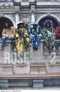 Localizzazione:..VENEZIA / S. MARCO..Oggetto:..Soggetto:..CARNEVALE MASCHERE PIAZZA SAN MARCO LOGGIA SANSOVINIANA..Cronologia: ....Definizione Culturale:..   Autore: ....   Stile:....   Editori/Stampatori:..   Committenza:..Materia e Tecnica:....Collocazione:..Note:....Riproduzione Fotografica:..Graziano Arici/Rosebud2 .Copyright:..Graziano Arici/Rosebud2 .Data:..1993..Costo:..A..