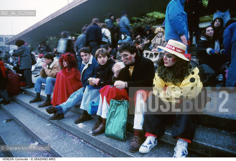 Localizzazione:..VENEZIA / CANNAREGIO..Oggetto:..Soggetto:..CARNEVALE MASCHERE STAZIONE FERROVIA..Cronologia: ....Definizione Culturale:..   Autore: ....   Stile:....   Editori/Stampatori:..   Committenza:..Materia e Tecnica:....Collocazione:..Note:....Riproduzione Fotografica:..Graziano Arici/Rosebud2 .Copyright:..Graziano Arici/Rosebud2 .Data:..1990..Costo:..A..
