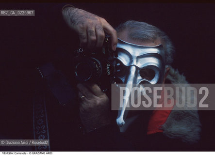 Localizzazione:..VENEZIA..Oggetto:..Soggetto:..CARNEVALE MASCHERA MACCHINA FOTOGRAFICA..Cronologia: ....Definizione Culturale:..   Autore: ....   Stile:....   Editori/Stampatori:..   Committenza:..Materia e Tecnica:....Collocazione:..Note:....Riproduzione Fotografica:..Graziano Arici/Rosebud2 .Copyright:..Graziano Arici/Rosebud2 .Data:..1990..Costo:..A..