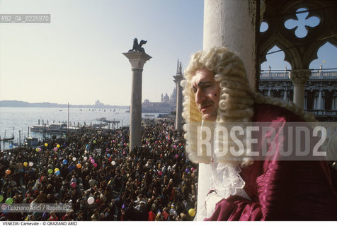 Localizzazione:..VENEZIA / S. MARCO..Oggetto:..Soggetto:..CARNEVALE MASCHERA PIAZZA SAN MARCO FOLLA..Cronologia: ....Definizione Culturale:..   Autore: ....   Stile:....   Editori/Stampatori:..   Committenza:..Materia e Tecnica:....Collocazione:..Note:....Riproduzione Fotografica:..Graziano Arici/Rosebud2 .Copyright:..Graziano Arici/Rosebud2 .Data:..1990..Costo:..A..